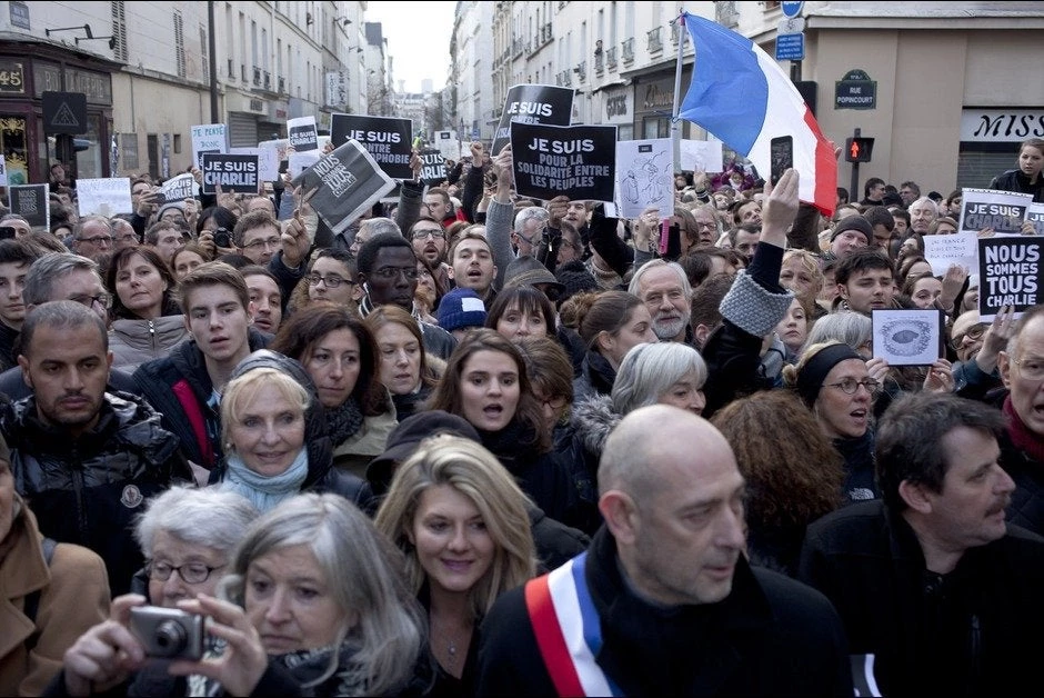 Η αστυνομία προσπαθεί να διαλύσει τις διαδηλώσεις των ΝousToutes με δακρυγόνα (Βίντεο)